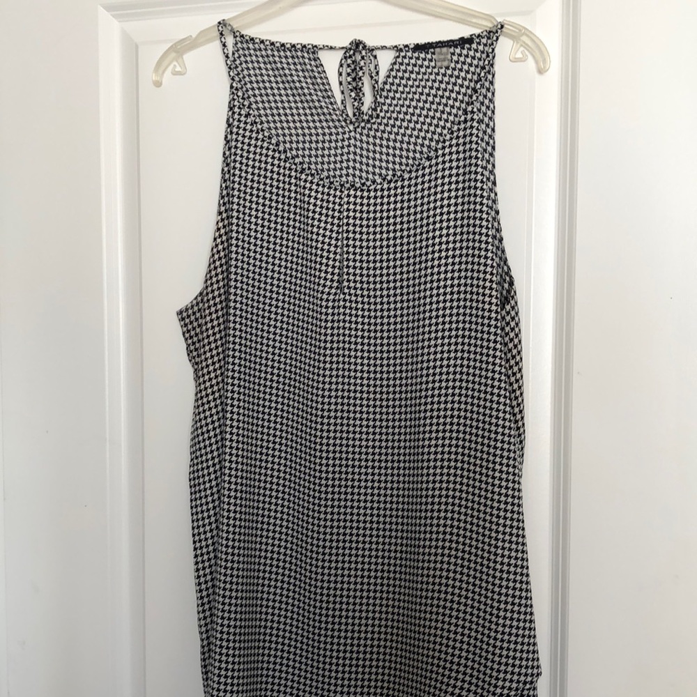 Pretty “Tahari” Pretty Top